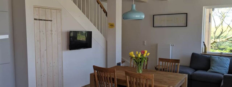 rosa haus ferienwohnung waabs halbinsel schwansen ostsee schleswig-holstein kappeln gluecksburg flensburg eckernfoerde urlaub im gruenen in der natur ruhe oekologisch sanierter haus wohngesundheit wildblumenwiese huehnerhaltung oekologische bienenhaltung kueche tisch