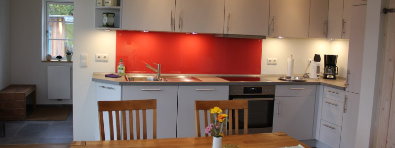 rosa haus ferienwohnung waabs halbinsel schwansen ostsee schleswig-holstein kappeln gluecksburg flensburg eckernfoerde urlaub im gruenen in der natur ruhe oekologisch sanierter haus wohngesundheit wildblumenwiese huehnerhaltung oekologische bienenhaltung kueche