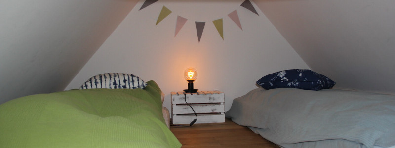 rosa haus ferienwohnung waabs halbinsel schwansen ostsee schleswig-holstein kappeln gluecksburg flensburg eckernfoerde urlaub im gruenen in der natur ruhe oekologisch sanierter haus wohngesundheit wildblumenwiese huehnerhaltung oekologische bienenhaltung giebelzimmer