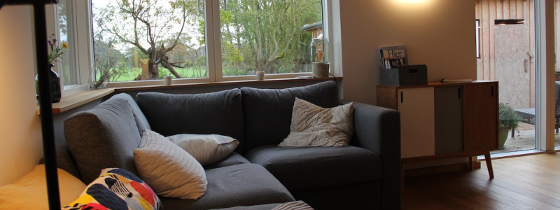 rosa haus ferienwohnung waabs halbinsel schwansen ostsee schleswig-holstein kappeln gluecksburg flensburg eckernfoerde urlaub im gruenen in der natur ruhe oekologisch sanierter haus wohngesundheit wildblumenwiese huehnerhaltung oekologische bienenhaltung sofa