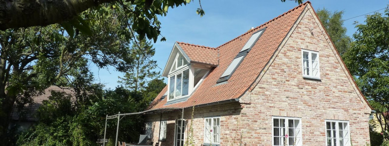 rügen natur urlaub in deutschland am meer am wasser an der ostsee mit familie mit kindern ökologische und natürliche bauweise nachhaltige unterkunft ferienhaus ferienwohnung boddenlandschaft neuendorfer wiek naturschutzgebiet backsteinhaus terrasse garten bienenweide