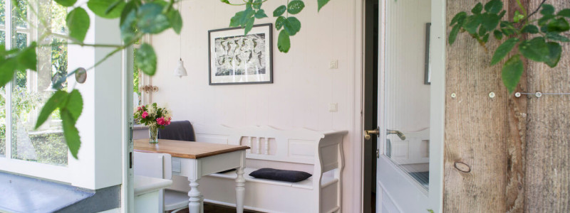 rügen natur urlaub in deutschland am meer am wasser an der ostsee mit familie mit kindern ökologische und natürliche bauweise nachhaltige unterkunft ferienhaus ferienwohnung boddenlandschaft neuendorfer wiek naturschutzgebiet verglaste veranda