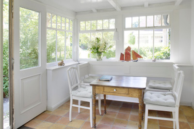 rügen natur urlaub in deutschland am meer am wasser an der ostsee mit familie mit kindern ökologische und natürliche bauweise nachhaltige unterkunft ferienhaus ferienwohnung boddenlandschaft neuendorfer wiek naturschutzgebiet sitzbereich verglaste veranda