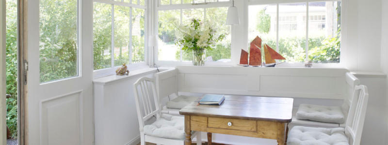 rügen natur urlaub in deutschland am meer am wasser an der ostsee mit familie mit kindern ökologische und natürliche bauweise nachhaltige unterkunft ferienhaus ferienwohnung boddenlandschaft neuendorfer wiek naturschutzgebiet sitzbereich verglaste veranda