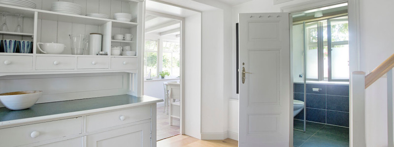 rügen natur urlaub in deutschland am meer am wasser an der ostsee mit familie mit kindern ökologische und natürliche bauweise nachhaltige unterkunft ferienhaus ferienwohnung boddenlandschaft neuendorfer wiek naturschutzgebiet erdgeschoss kueche bad verglaste veranda