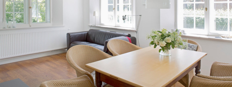 rügen natur urlaub in deutschland am meer am wasser an der ostsee mit familie mit kindern ökologische und natürliche bauweise nachhaltige unterkunft ferienhaus ferienwohnung boddenlandschaft neuendorfer wiek naturschutzgebiet wohnzimmer vollholz massivholz