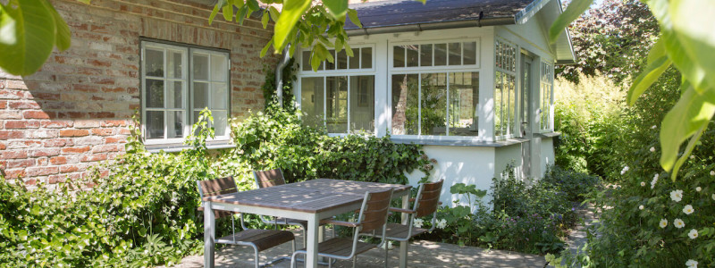 rügen natur urlaub in deutschland am meer am wasser an der ostsee mit familie mit kindern ökologische und natürliche bauweise nachhaltige unterkunft ferienhaus ferienwohnung boddenlandschaft neuendorfer wiek naturschutzgebiet verglaste veranda