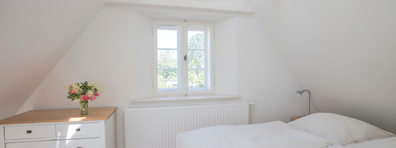 rügen natur urlaub in deutschland am meer am wasser an der ostsee mit familie mit kindern ökologische und natürliche bauweise nachhaltige unterkunft ferienhaus ferienwohnung boddenlandschaft neuendorfer wiek naturschutzgebiet schlafzimmer vollholz massivholz selbstgemacht