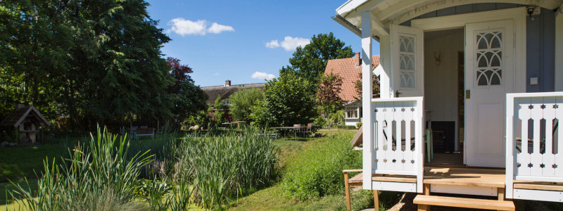 rügen natur urlaub in deutschland am meer am wasser an der ostsee mit familie mit kindern ökologische und natürliche bauweise nachhaltige unterkunft ferienhaus ferienwohnung boddenlandschaft neuendorfer wiek naturschutzgebiet sauna zirkuswagen