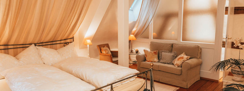 nachhaltige unterkunft straeumli bed and breakfast bodenseehinterland ökologisch betriebener hof urlaub auf dem hof streichelzoo urlaub mit kindern permakultur natur ruhe auszeit abgeschiedenheit denkmalschutz suite schlafzimmer