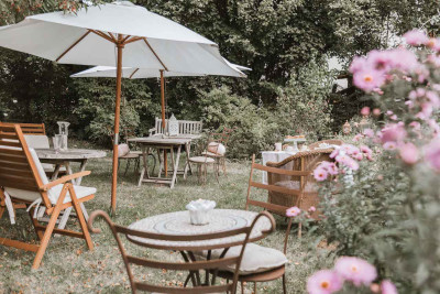 nachhaltige unterkunft straeumli bed and breakfast bodenseehinterland ökologisch betriebener hof urlaub auf dem hof streichelzoo urlaub mit kindern permakultur natur ruhe auszeit abgeschiedenheit denkmalschutz fruehstuecken im garten tische sonnenschirme