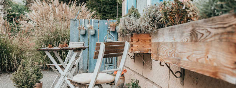 nachhaltige unterkunft straeumli bed and breakfast bodenseehinterland ökologisch betriebener hof urlaub auf dem hof streichelzoo urlaub mit kindern permakultur natur ruhe auszeit abgeschiedenheit denkmalschutz sitzplatz vor dem haus