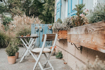 nachhaltige unterkunft straeumli bed and breakfast bodenseehinterland ökologisch betriebener hof urlaub auf dem hof streichelzoo urlaub mit kindern permakultur natur ruhe auszeit abgeschiedenheit denkmalschutz sitzplatz vor dem haus