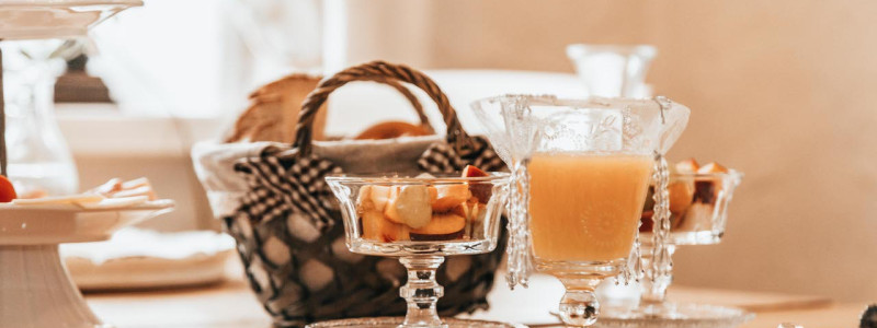 nachhaltige unterkunft straeumli bed and breakfast bodenseehinterland ökologisch betriebener hof urlaub auf dem hof streichelzoo urlaub mit kindern permakultur natur ruhe auszeit abgeschiedenheit denkmalschutz fruehstueck