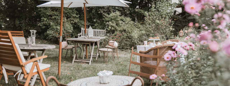 nachhaltige unterkunft straeumli bed and breakfast bodenseehinterland ökologisch betriebener hof urlaub auf dem hof streichelzoo urlaub mit kindern permakultur natur ruhe auszeit abgeschiedenheit denkmalschutz fruehstuecken im garten tische sonnenschirme