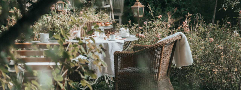 nachhaltige unterkunft straeumli bed and breakfast bodenseehinterland ökologisch betriebener hof urlaub auf dem hof streichelzoo urlaub mit kindern permakultur natur ruhe auszeit abgeschiedenheit denkmalschutz fruehstuecken im garten romantisch