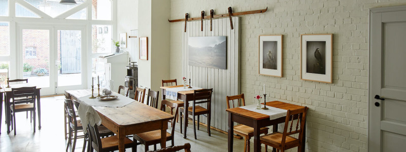 Sande Sieben Schleswig Holstein Land Pension Cafe Biosphärenreservat Schaalsee Urlaub auf dem Land Urlaub mit Kindern Urlaub am Wasser Denkmalschutz Hof Landleben Landlust regionale saisonale frische Küche Cafe Scheune Innenaufnahme