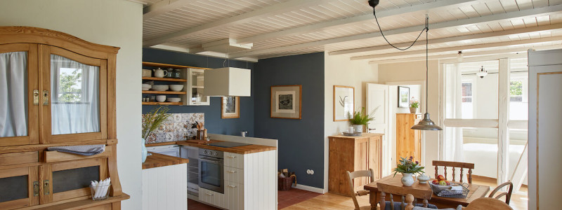 Sande Sieben Schleswig Holstein Land Pension Cafe Biosphärenreservat Schaalsee Urlaub auf dem Land Urlaub mit Kindern Urlaub am Wasser Denkmalschutz Hof Landleben Landlust regionale saisonale frische Küche Ferienwohnung Wohnbereich Küche