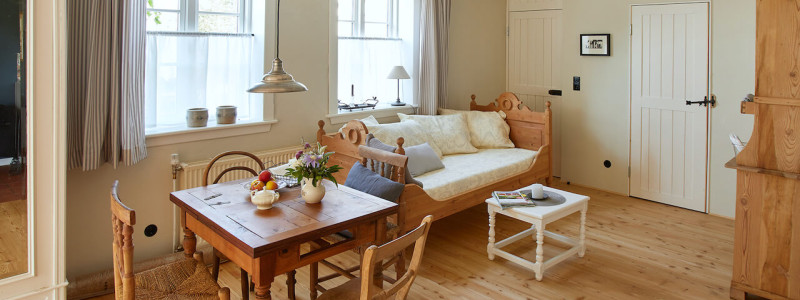 Sande Sieben Schleswig Holstein Land Pension Cafe Biosphärenreservat Schaalsee Urlaub auf dem Land Urlaub mit Kindern Urlaub am Wasser Denkmalschutz Hof Landleben Landlust regionale saisonale frische Küche Essbereich Wohnbereich Ferienwohnung