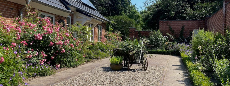 Sande Sieben Schleswig Holstein Land Pension Cafe Biosphärenreservat Schaalsee Urlaub auf dem Land Urlaub mit Kindern Urlaub am Wasser Denkmalschutz Hof Landleben Landlust regionale saisonale frische Küche Innenhof