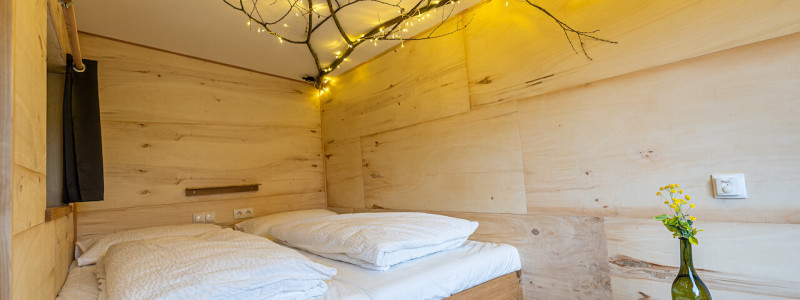 schlafstaelle tiny house schweinestall ferienwohnung nachhaltig oekologisch recycle reuse upcycling baumwipfelpfad franken waldbaden radfahren wandern weinregion grosse gruppen familien urlaub in der natur im gruenen ruhe bett baumstelzenhaus