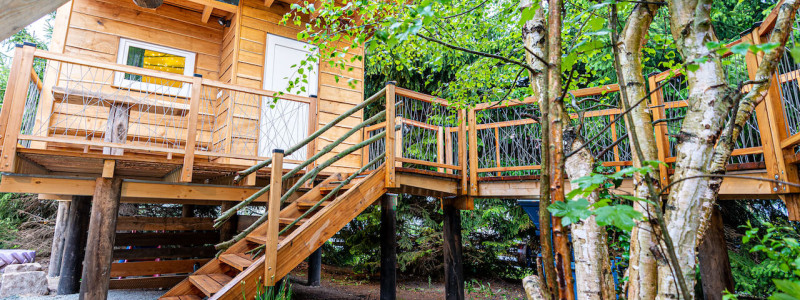 schlafstaelle tiny house schweinestall ferienwohnung nachhaltig oekologisch recycle reuse upcycling baumwipfelpfad franken waldbaden radfahren wandern weinregion grosse gruppen familien urlaub in der natur im gruenen ruhe holzbruecke zwischen den holzhaeusern