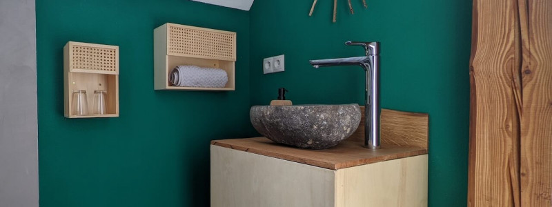 schlafstaelle tiny house schweinestall ferienwohnung nachhaltig oekologisch recycle reuse upcycling baumwipfelpfad franken waldbaden radfahren wandern weinregion grosse gruppen familien urlaub in der natur im gruenen ruhe tiny house waschbecken