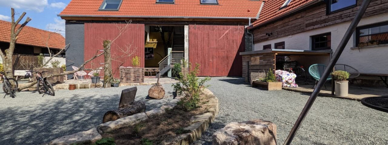 schlafstaelle tiny house schweinestall ferienwohnung nachhaltig oekologisch recycle reuse upcycling baumwipfelpfad franken waldbaden radfahren wandern weinregion grosse gruppen familien urlaub in der natur im gruenen ruhe scheune aussenansicht