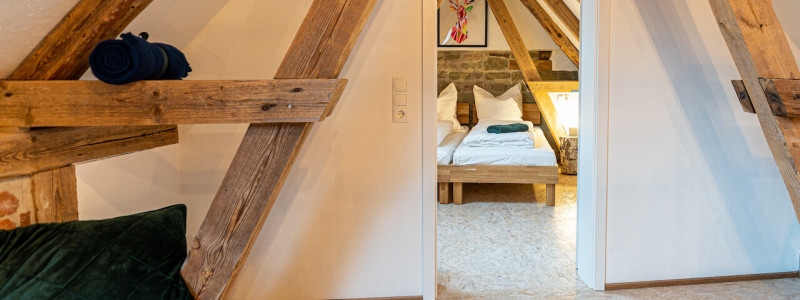 schlafstaelle tiny house schweinestall ferienwohnung nachhaltig oekologisch recycle reuse upcycling baumwipfelpfad franken waldbaden radfahren wandern weinregion grosse gruppen familien urlaub in der natur im gruenen ruhe schlafzimmer ferienwohnung