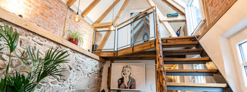 schlafstaelle tiny house schweinestall ferienwohnung nachhaltig oekologisch recycle reuse upcycling baumwipfelpfad franken waldbaden radfahren wandern weinregion grosse gruppen familien urlaub in der natur im gruenen ruhe treppenaufgang ferienwohnung