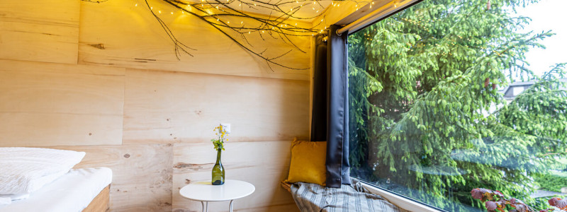 schlafstaelle tiny house schweinestall ferienwohnung nachhaltig oekologisch recycle reuse upcycling baumwipfelpfad franken waldbaden radfahren wandern weinregion grosse gruppen familien urlaub in der natur im gruenen ruhe innenansicht tiny houses baumstelzenhaus