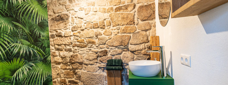 schlafstaelle tiny house schweinestall ferienwohnung nachhaltig oekologisch recycle reuse upcycling baumwipfelpfad franken waldbaden radfahren wandern weinregion grosse gruppen familien urlaub in der natur im gruenen ruhe badezimmer