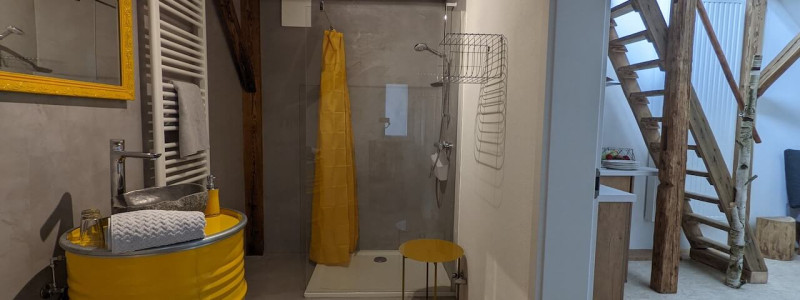 schlafstaelle tiny house schweinestall ferienwohnung nachhaltig oekologisch recycle reuse upcycling baumwipfelpfad franken waldbaden radfahren wandern weinregion grosse gruppen familien urlaub in der natur im gruenen ruhe badezimmer tiny houses