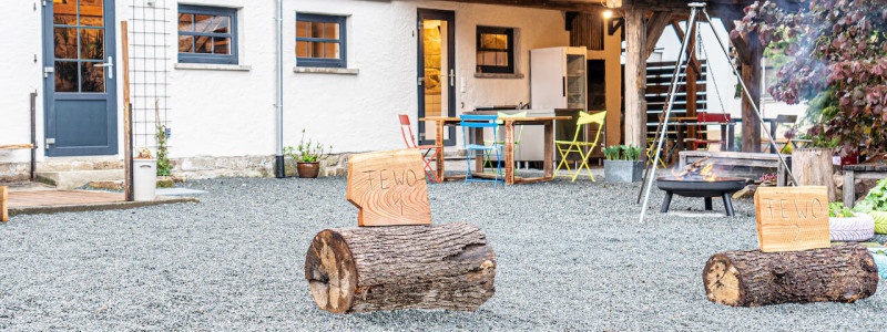 schlafstaelle tiny house schweinestall ferienwohnung nachhaltig oekologisch recycle reuse upcycling baumwipfelpfad franken waldbaden radfahren wandern weinregion grosse gruppen familien urlaub in der natur im gruenen ruhe parkplatz
