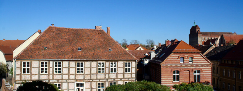 sonnenhaus havelberg urlaub in deutschland in der natur in sachsen-anhalt an der havel an der elbe mit dem rad auf dem land im gruenen nachhaltige historische unterkunft aussenansicht altes pfarrhaus altstadtinsel mit nebengebaeude