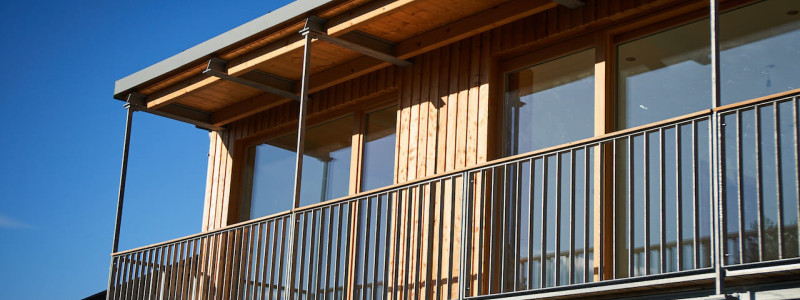 stadtalm toelzer land bad toelz urlaub in deutschland voralpenland in der natur in bayern in den bergen auf dem land im gruenen nachhaltige oekologische unterkunft holz lehm bienen lamas kubische bauweise alpinarchitektur detailansicht