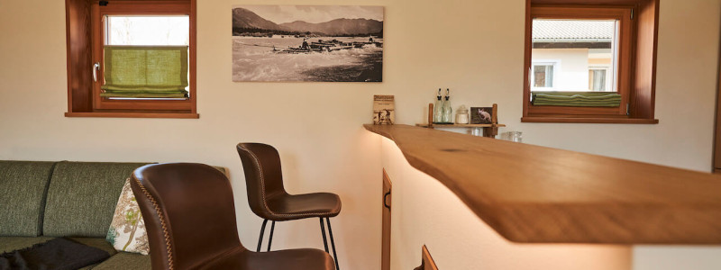 stadtalm toelzer land bad toelz urlaub in deutschland voralpenland in der natur in bayern in den bergen auf dem land im gruenen nachhaltige oekologische unterkunft holz lehm bienen lamas kubische bauweise alpinarchitektur ferienwohnung isarflimmern karwendelrauschen bar kueche