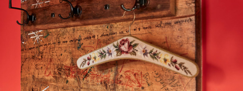 nachhaltige unterkunft urlaub am wasser in deutschland chiemsee alpen uebersee ferienapartment modern traditionell bienen imkerei insektenfreundlicher garten upcycling garderobe