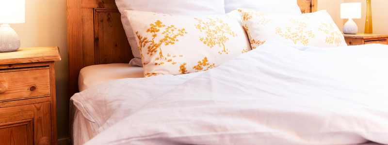 nachhaltige unterkunft urlaub am wasser in deutschland chiemsee alpen uebersee ferienapartment modern traditionell bienen imkerei insektenfreundlicher garten upcycling schlafzimmer