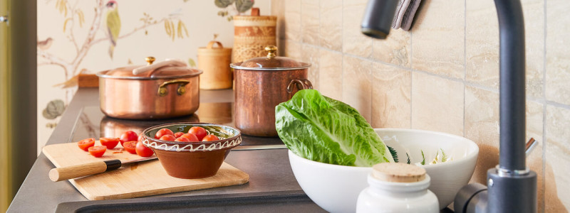 nachhaltige unterkunft urlaub am wasser in deutschland chiemsee alpen uebersee ferienapartment modern traditionell bienen imkerei insektenfreundlicher garten upcycling spuele