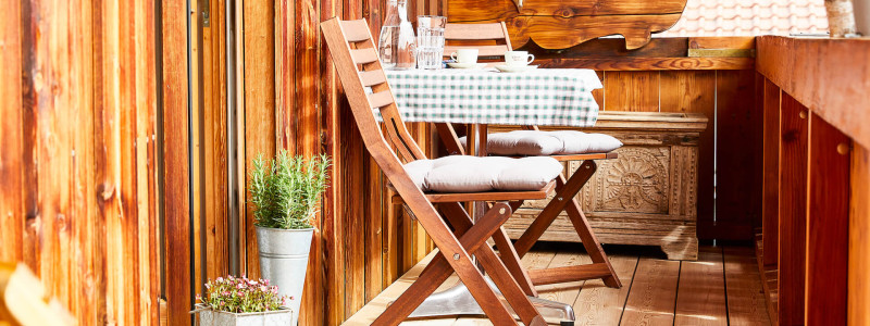 nachhaltige unterkunft urlaub am wasser in deutschland chiemsee alpen uebersee ferienapartment modern traditionell bienen imkerei insektenfreundlicher garten upcycling terrasse