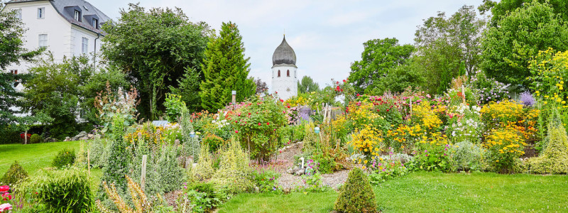nachhaltige unterkunft urlaub am wasser in deutschland chiemsee alpen uebersee ferienapartment modern traditionell bienen imkerei insektenfreundlicher garten upcycling fraueninsel