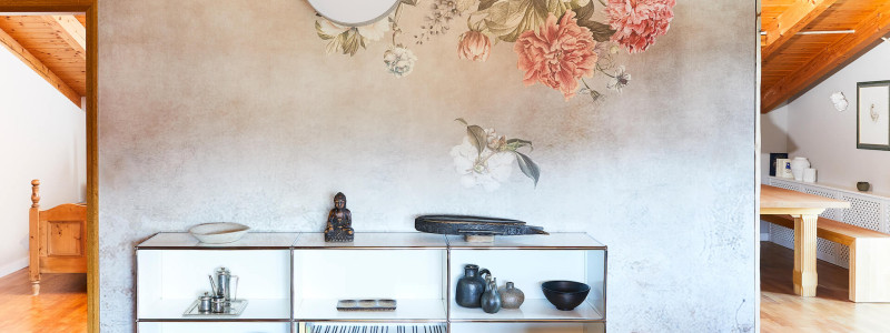 nachhaltige unterkunft urlaub am wasser in deutschland chiemsee alpen uebersee ferienapartment modern traditionell bienen imkerei insektenfreundlicher garten upcycling regal pfingstrosentapete