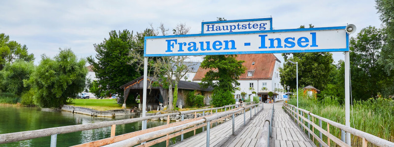 nachhaltige unterkunft urlaub am wasser in deutschland chiemsee alpen uebersee ferienapartment modern traditionell bienen imkerei insektenfreundlicher garten upcycling fraueninsel steg