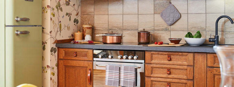 nachhaltige unterkunft urlaub am wasser in deutschland chiemsee alpen uebersee ferienapartment modern traditionell bienen imkerei insektenfreundlicher garten upcycling kuechenfront