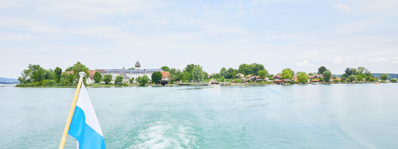 nachhaltige unterkunft urlaub am wasser in deutschland chiemsee alpen uebersee ferienapartment modern traditionell bienen imkerei insektenfreundlicher garten upcycling fraueninsel fähre