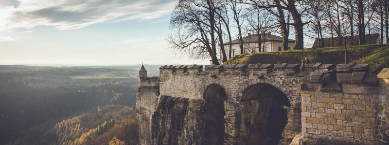 umgebinde 1657 fachwerk blockhaus saechsische schweiz elbsandsteingebirge bad schandau krippen urlaub in der natur in den bergen im gruenen mit der grossfamilie mit freunden wandern elbe wasser lehmputz landschaft