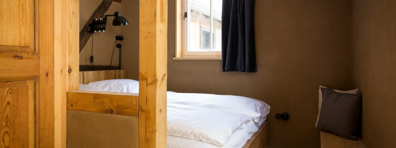 umgebinde 1657 fachwerk blockhaus saechsische schweiz elbsandsteingebirge bad schandau krippen urlaub in der natur in den bergen im gruenen mit der grossfamilie mit freunden wandern elbe wasser lehmputz schlafzimmer