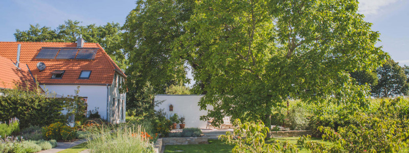 viereinhalb eichen niederrhein nordrhein-westfalen ferienwohnung gartenparadies siedlungshof kulturdenkmal biologische dachdaemmung massivholzmoebel pv-anlage walnussbaum