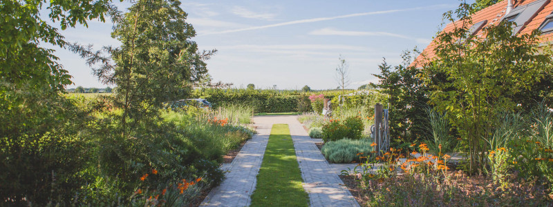 viereinhalb eichen niederrhein nordrhein-westfalen ferienwohnung gartenparadies siedlungshof kulturdenkmal biologische dachdaemmung massivholzmoebel pv-anlage einfahrt